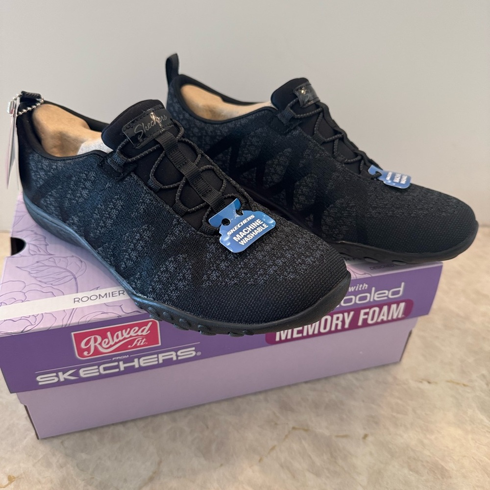 Women’s Breathe-Easy-Infi-Knity Skechers, Black, Size 8, NWT